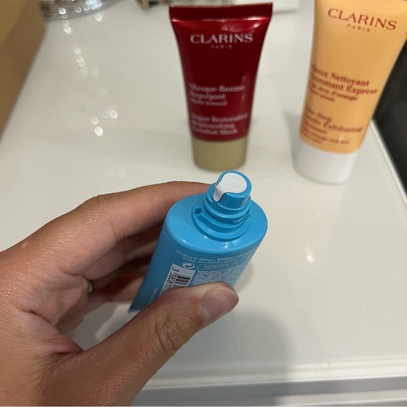 *FREE with any purchase* bundle of 3 Clarins products - Picture 4 of 4